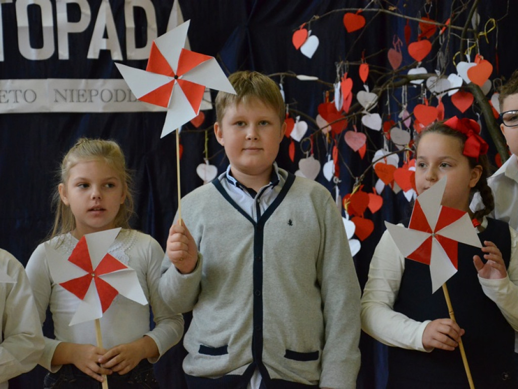Niepodległościowy happening w SP 4 w Łowiczu