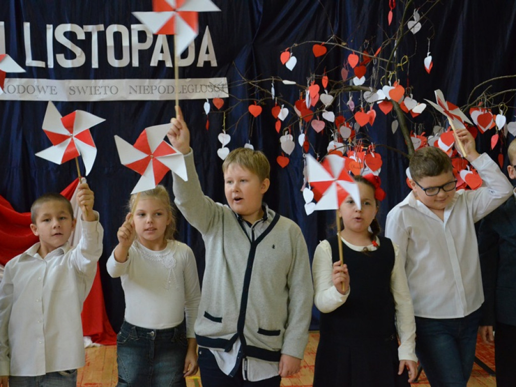 Niepodległościowy happening w SP 4 w Łowiczu