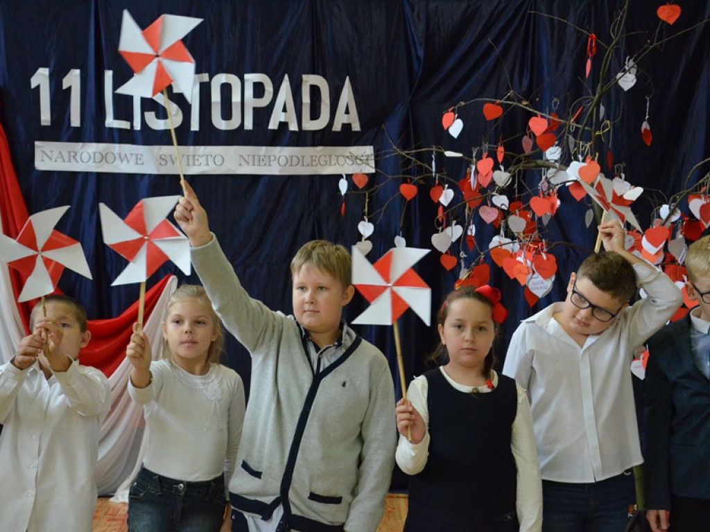 Niepodległościowy happening w SP 4 w Łowiczu