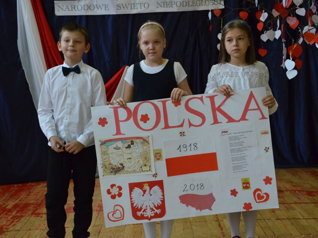 Niepodległościowy happening w SP 4 w Łowiczu