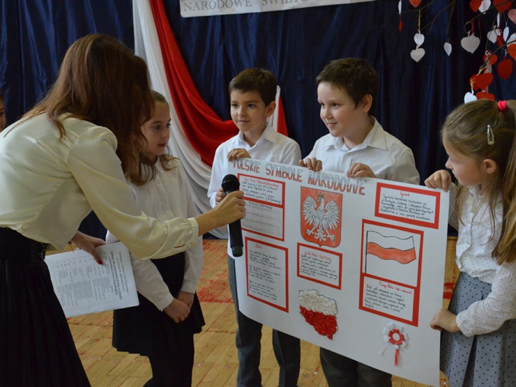 Niepodległościowy happening w SP 4 w Łowiczu