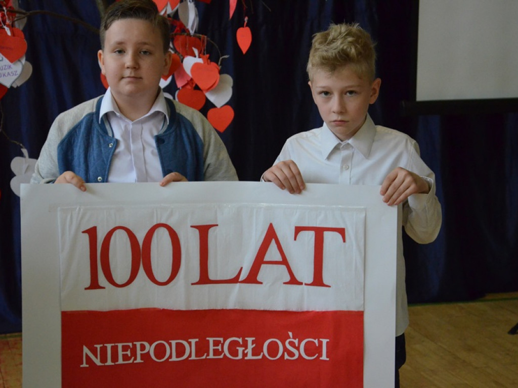 Niepodległościowy happening w SP 4 w Łowiczu