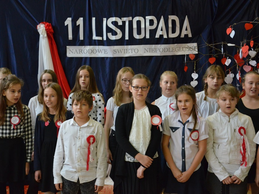 Niepodległościowy happening w SP 4 w Łowiczu