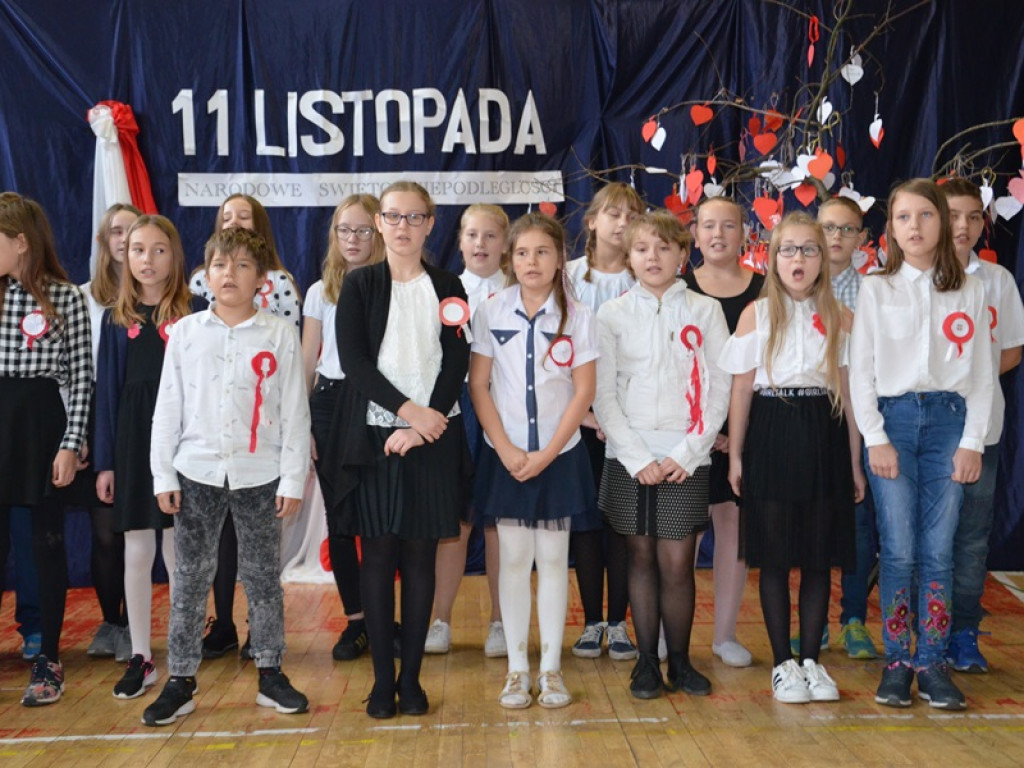 Niepodległościowy happening w SP 4 w Łowiczu