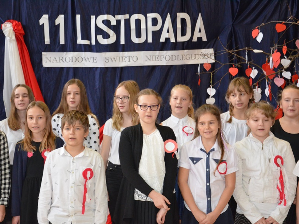 Niepodległościowy happening w SP 4 w Łowiczu