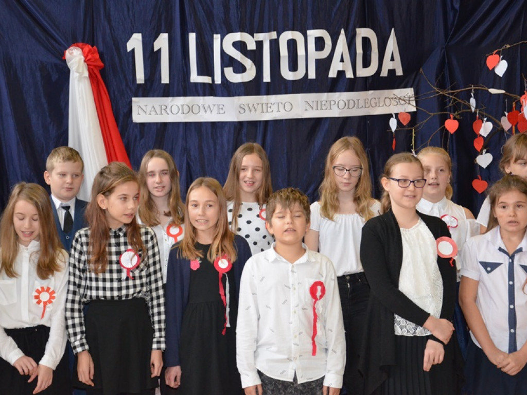 Niepodległościowy happening w SP 4 w Łowiczu