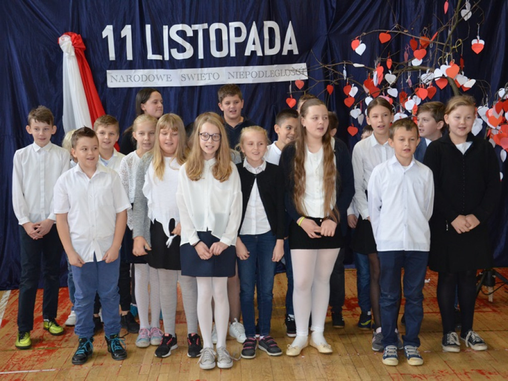 Niepodległościowy happening w SP 4 w Łowiczu