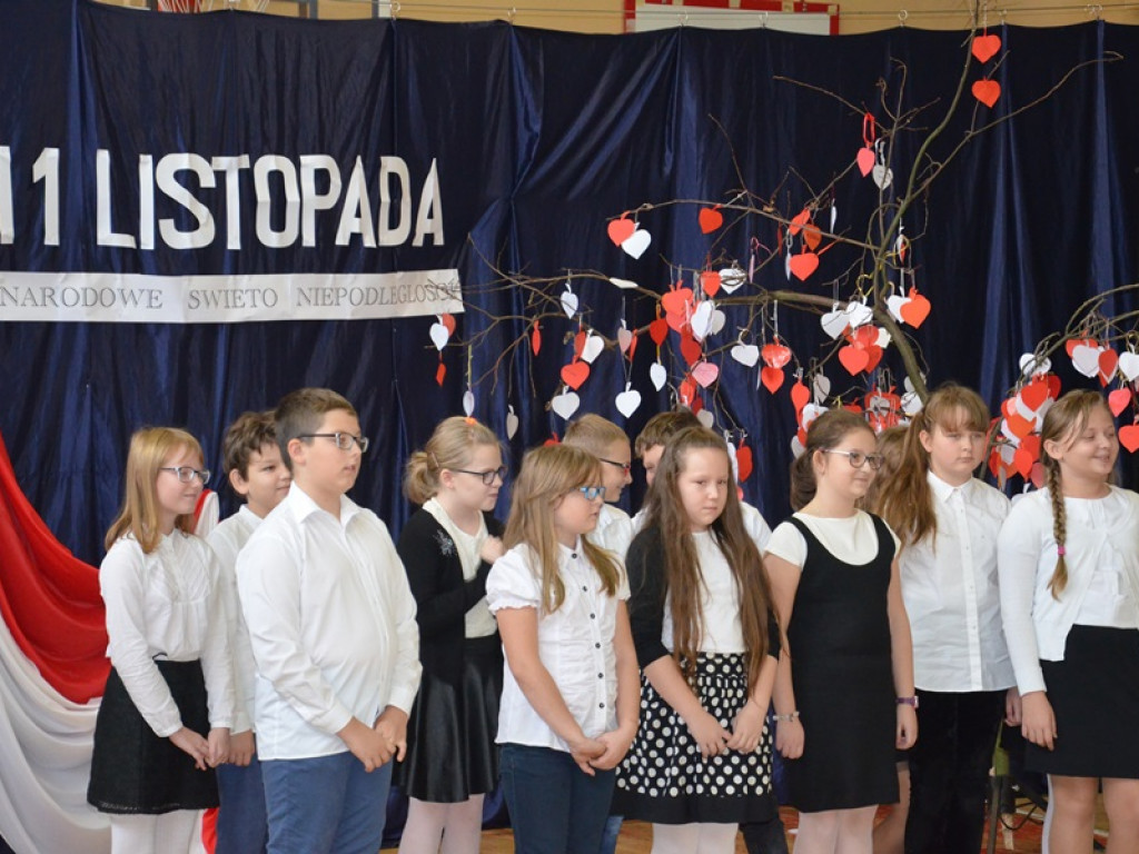 Niepodległościowy happening w SP 4 w Łowiczu