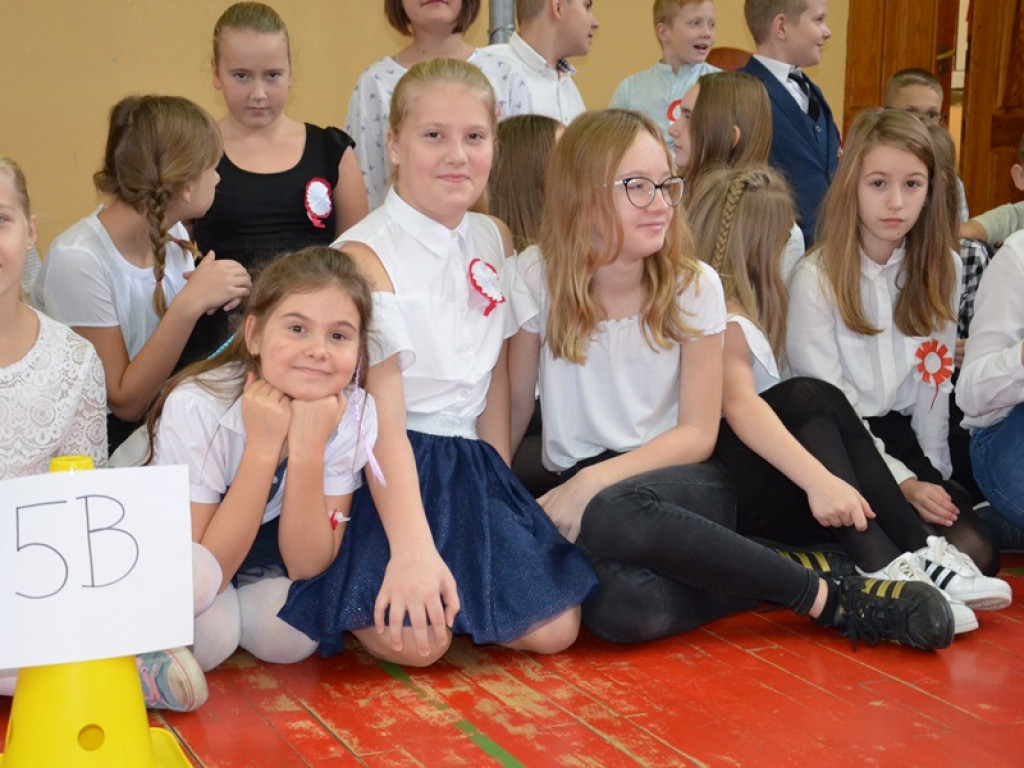 Niepodległościowy happening w SP 4 w Łowiczu