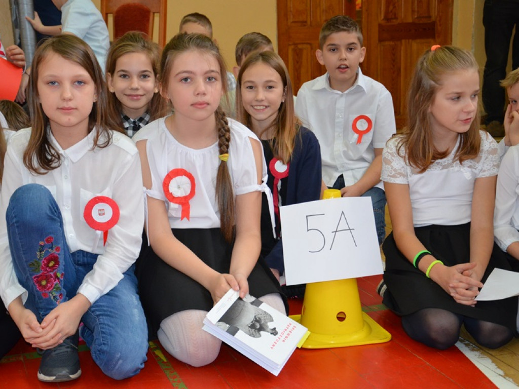 Niepodległościowy happening w SP 4 w Łowiczu