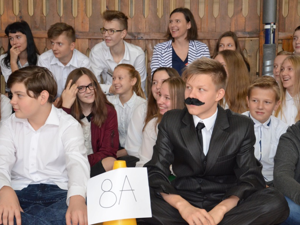 Niepodległościowy happening w SP 4 w Łowiczu
