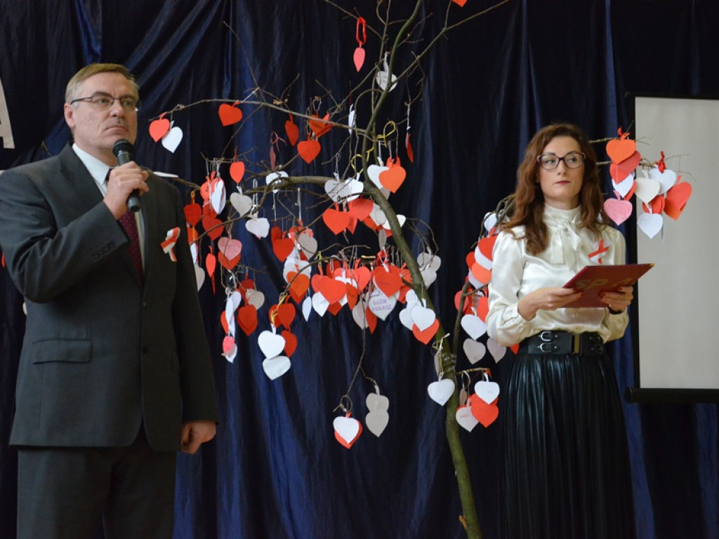 Niepodległościowy happening w SP 4 w Łowiczu