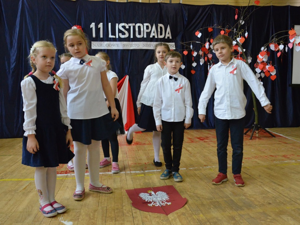 Niepodległościowy happening w SP 4 w Łowiczu