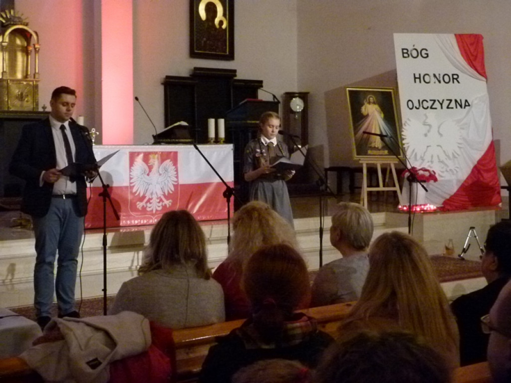 Nastrojowy wieczór poezji i pieśni patriotycznej w Głownie
