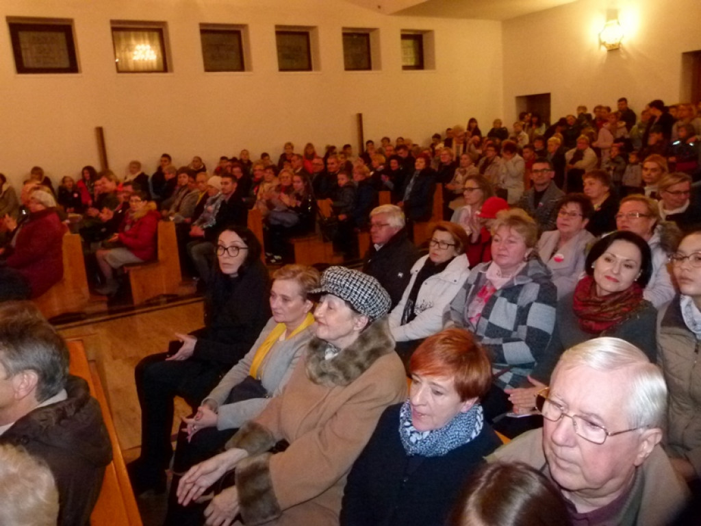 Nastrojowy wieczór poezji i pieśni patriotycznej w Głownie