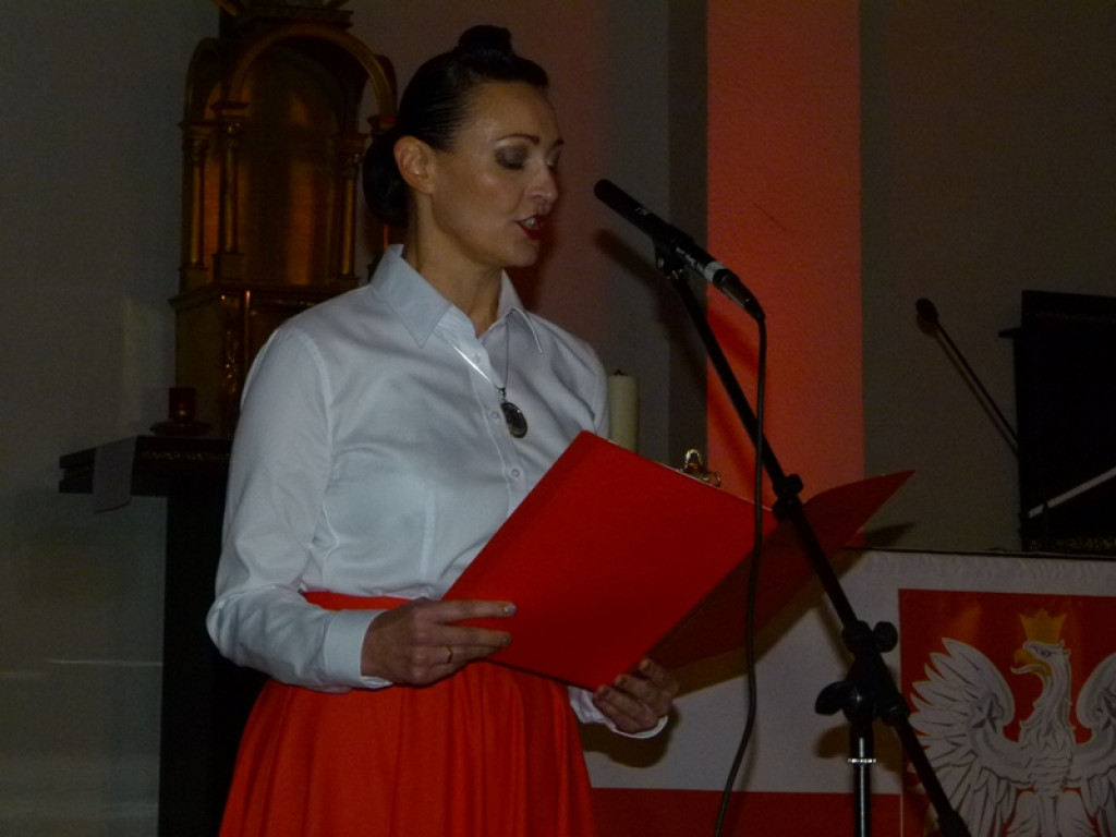 Nastrojowy wieczór poezji i pieśni patriotycznej w Głownie