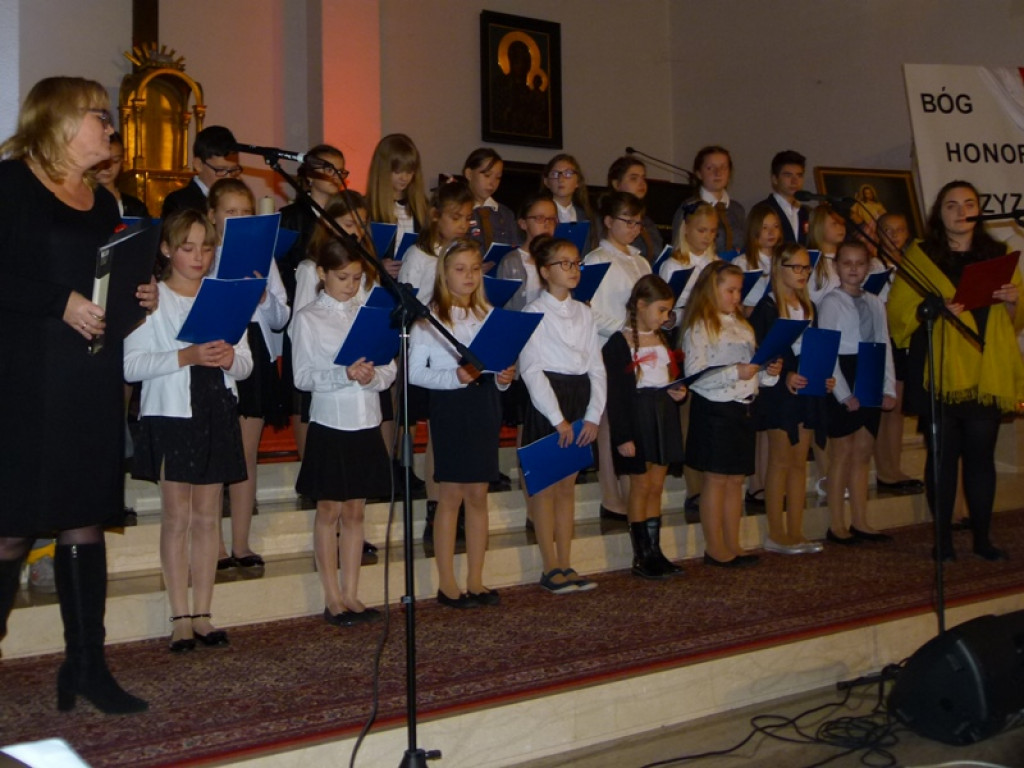 Nastrojowy wieczór poezji i pieśni patriotycznej w Głownie