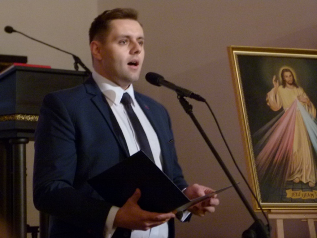 Nastrojowy wieczór poezji i pieśni patriotycznej w Głownie