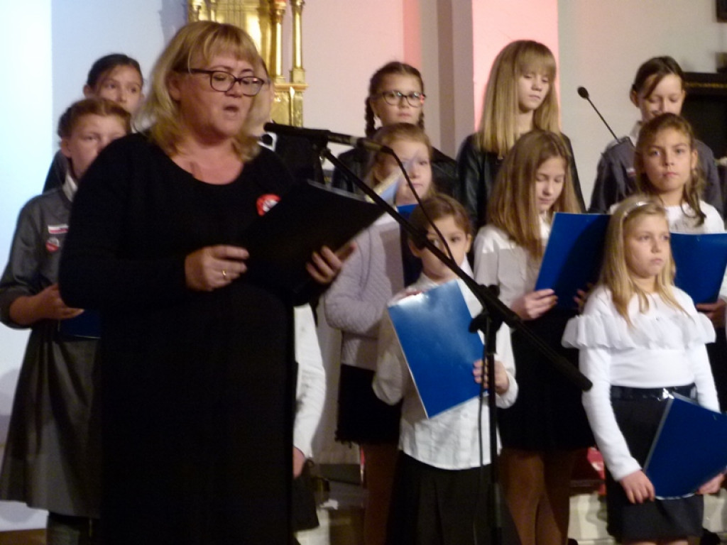 Nastrojowy wieczór poezji i pieśni patriotycznej w Głownie