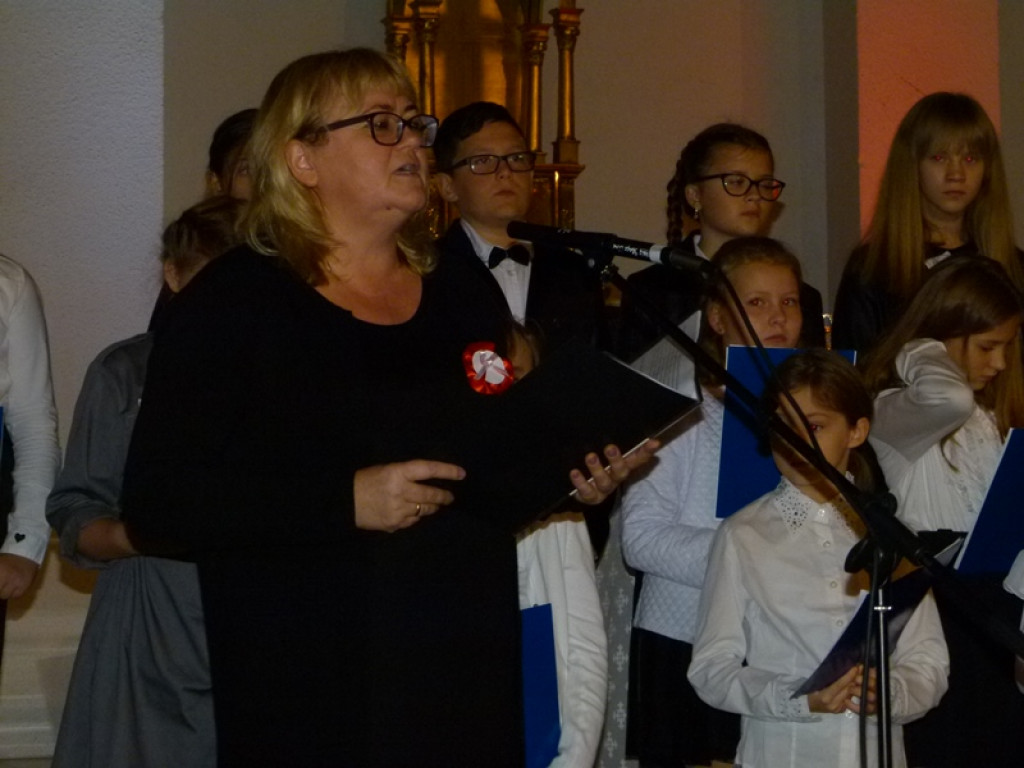 Nastrojowy wieczór poezji i pieśni patriotycznej w Głownie