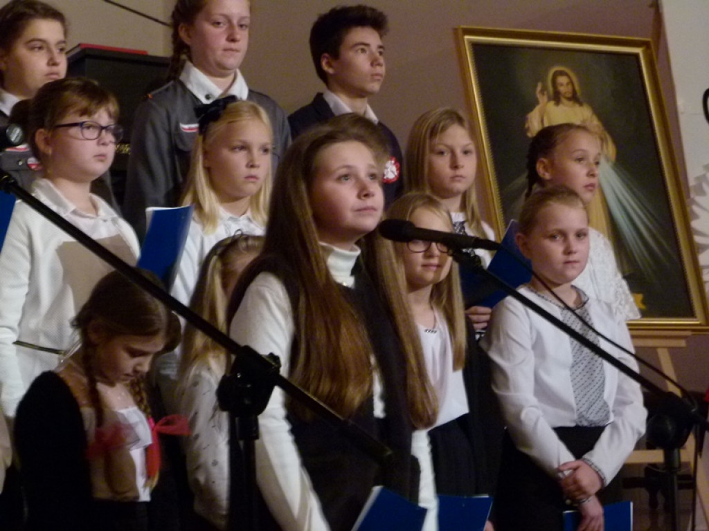 Nastrojowy wieczór poezji i pieśni patriotycznej w Głownie