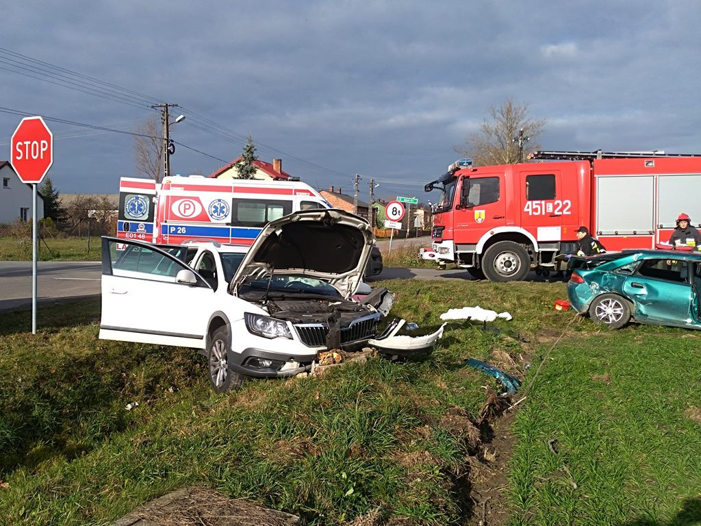 Wypadek 2 samochodów w okolicach Zakulina. Są osoby poszkodowane