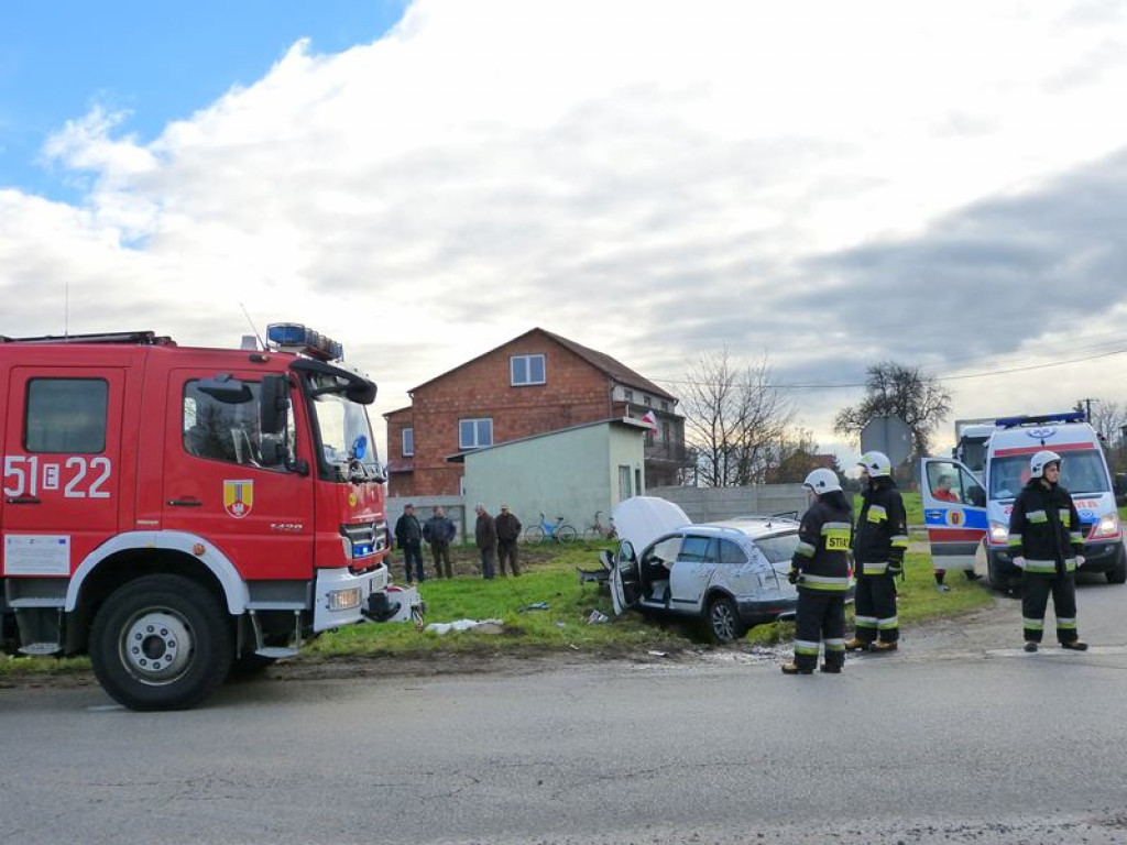 Wypadek 2 samochodów w okolicach Zakulina. Są osoby poszkodowane