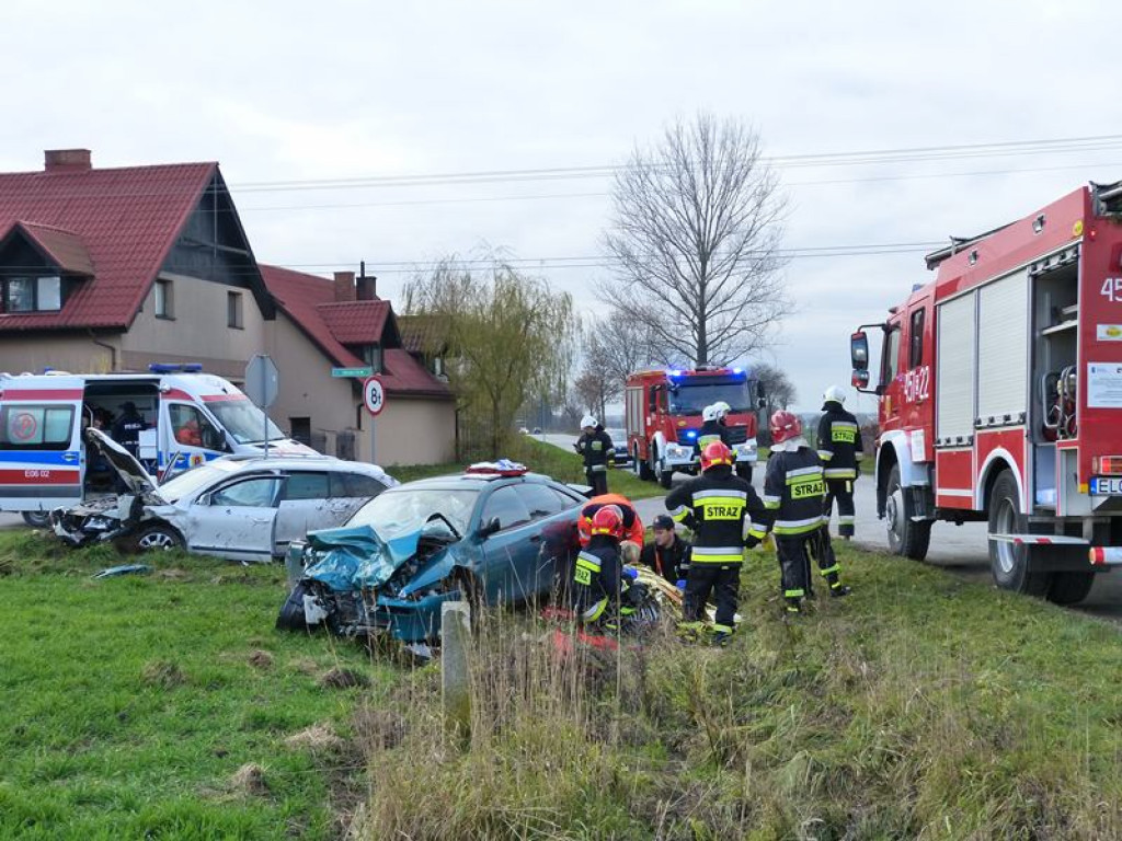Wypadek 2 samochodów w okolicach Zakulina. Są osoby poszkodowane
