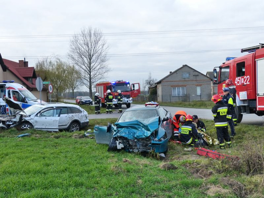 Wypadek 2 samochodów w okolicach Zakulina. Są osoby poszkodowane