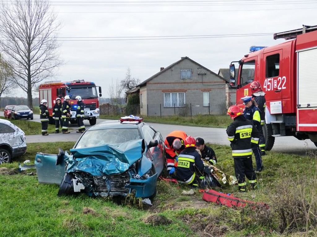 Wypadek 2 samochodów w okolicach Zakulina. Są osoby poszkodowane