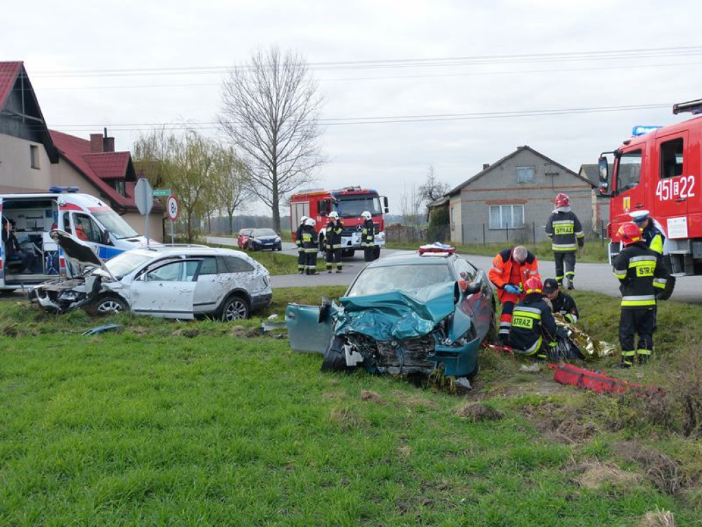 Wypadek 2 samochodów w okolicach Zakulina. Są osoby poszkodowane