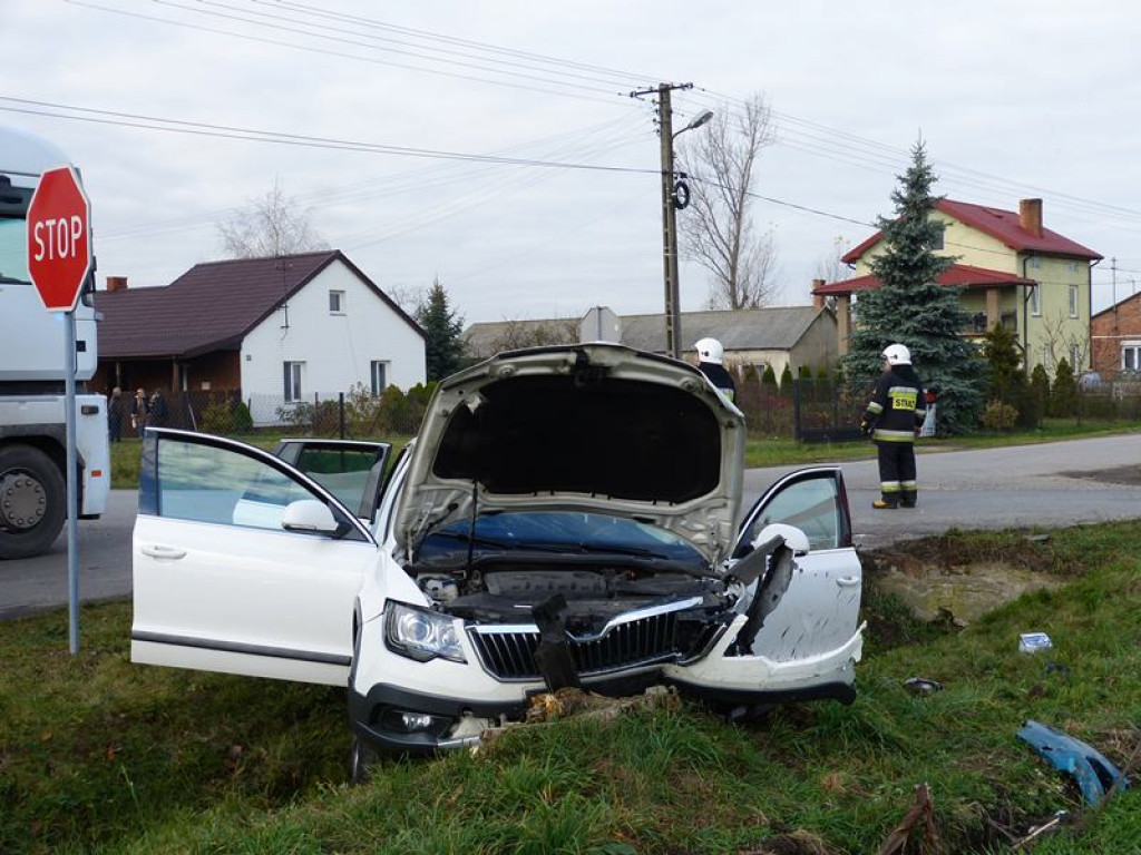 Wypadek 2 samochodów w okolicach Zakulina. Są osoby poszkodowane