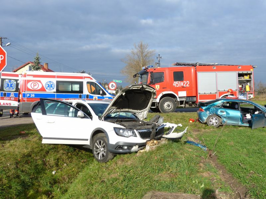 Wypadek 2 samochodów w okolicach Zakulina. Są osoby poszkodowane