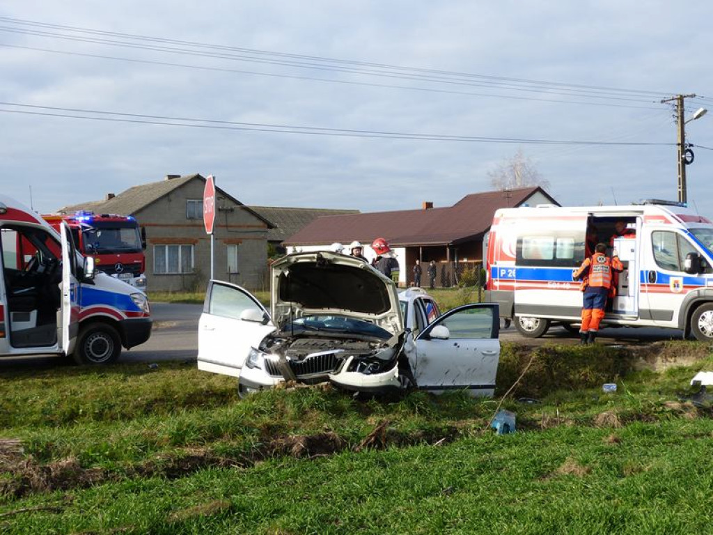 Wypadek 2 samochodów w okolicach Zakulina. Są osoby poszkodowane
