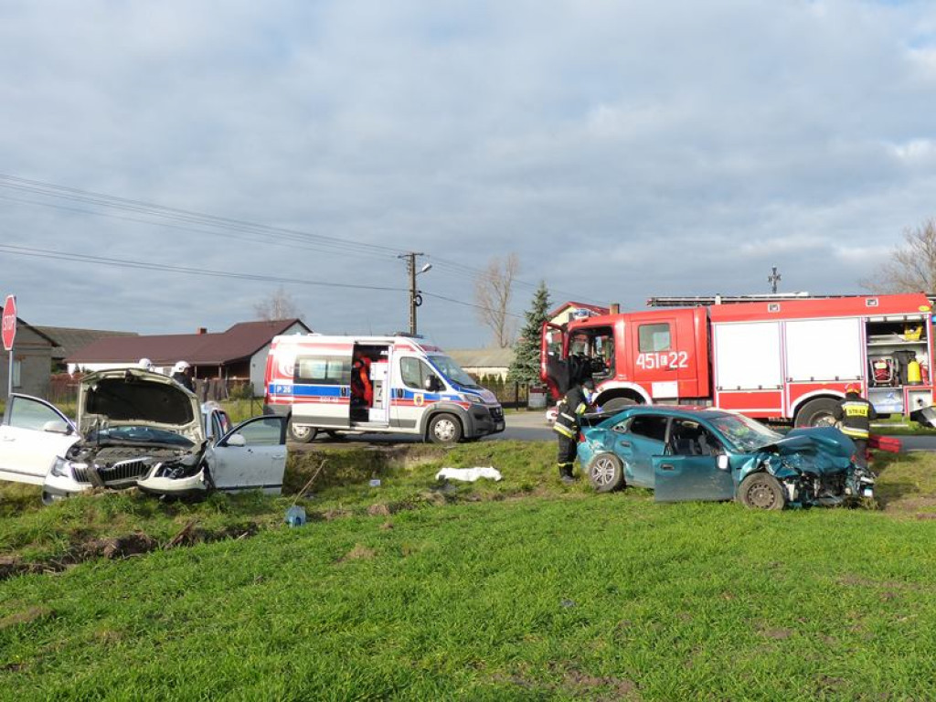 Wypadek 2 samochodów w okolicach Zakulina. Są osoby poszkodowane
