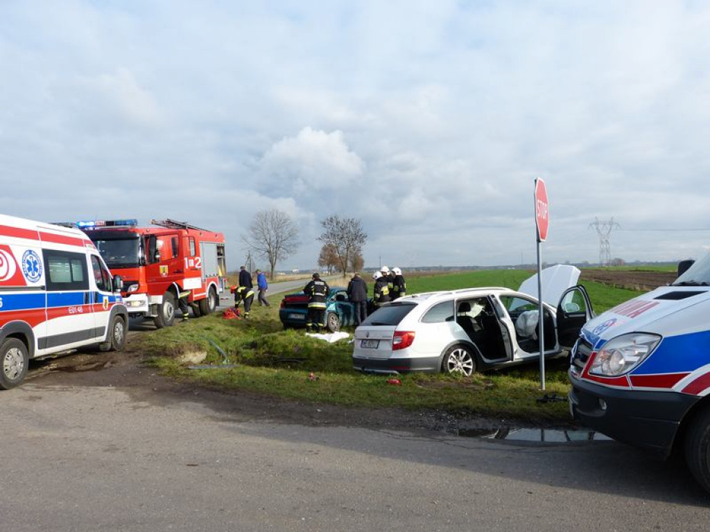 Wypadek 2 samochodów w okolicach Zakulina. Są osoby poszkodowane