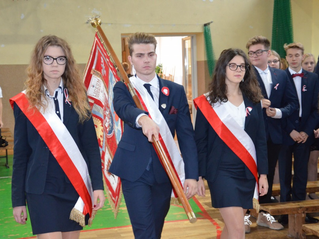 Ślubowanie klas pierwszych i wręczenie tytułu Przyjaciela Szkoły w I LO