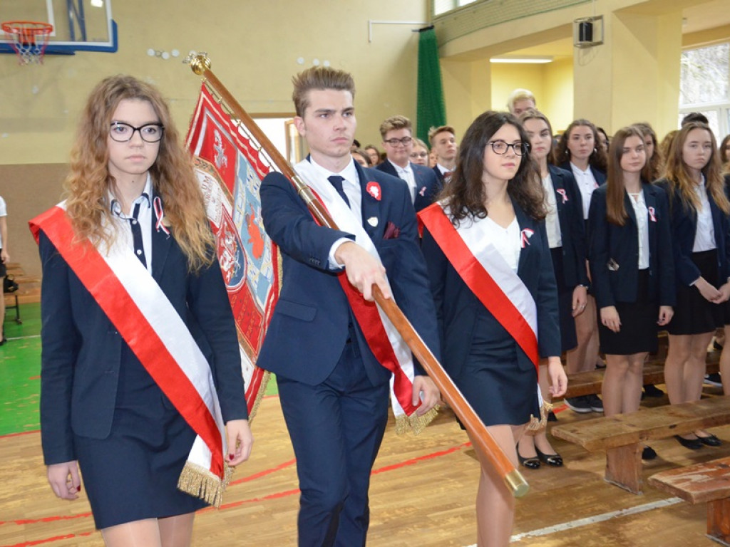 Ślubowanie klas pierwszych i wręczenie tytułu Przyjaciela Szkoły w I LO