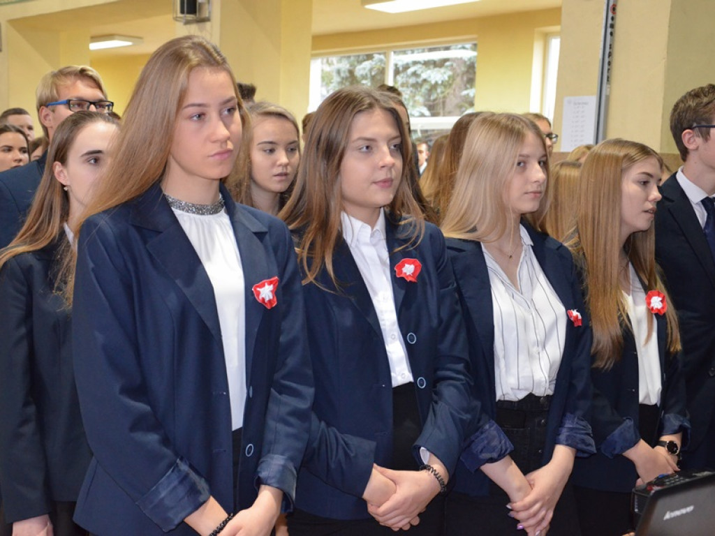 Ślubowanie klas pierwszych i wręczenie tytułu Przyjaciela Szkoły w I LO