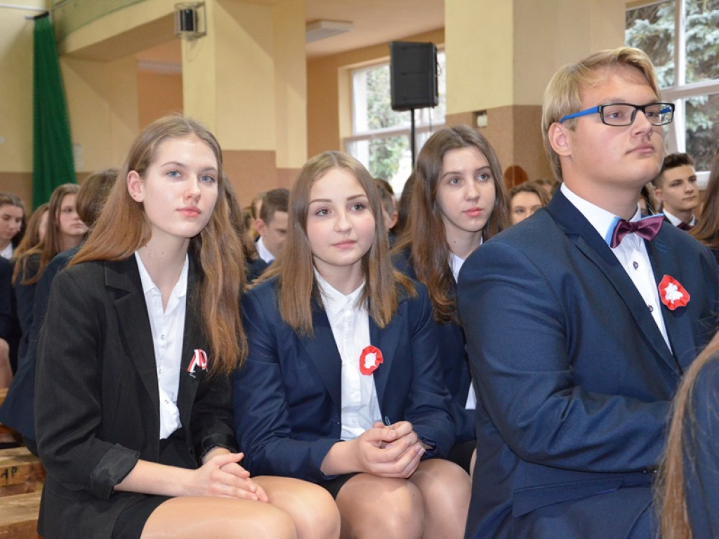 Ślubowanie klas pierwszych i wręczenie tytułu Przyjaciela Szkoły w I LO