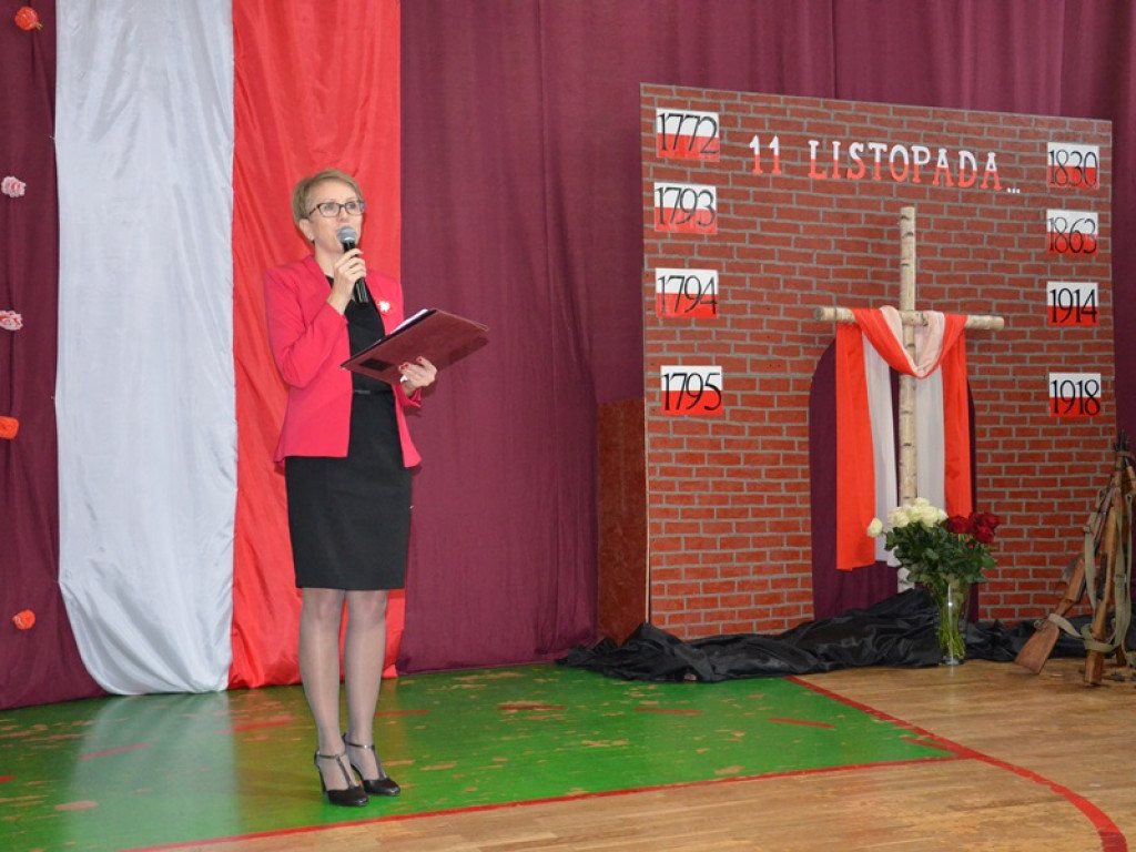 Ślubowanie klas pierwszych i wręczenie tytułu Przyjaciela Szkoły w I LO