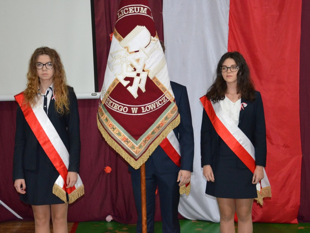 Ślubowanie klas pierwszych i wręczenie tytułu Przyjaciela Szkoły w I LO