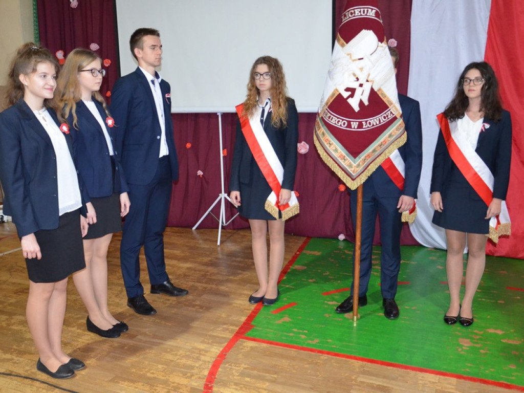 Ślubowanie klas pierwszych i wręczenie tytułu Przyjaciela Szkoły w I LO