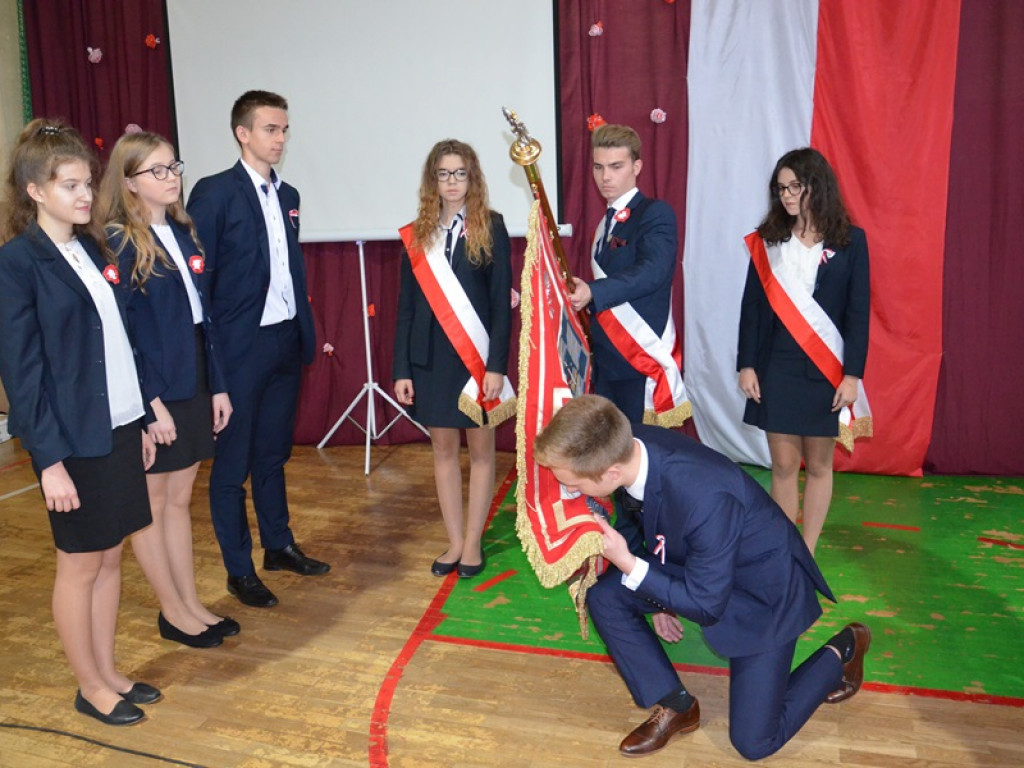 Ślubowanie klas pierwszych i wręczenie tytułu Przyjaciela Szkoły w I LO