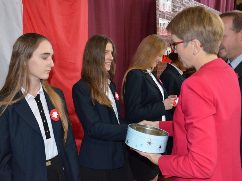 Ślubowanie klas pierwszych i wręczenie tytułu Przyjaciela Szkoły w I LO