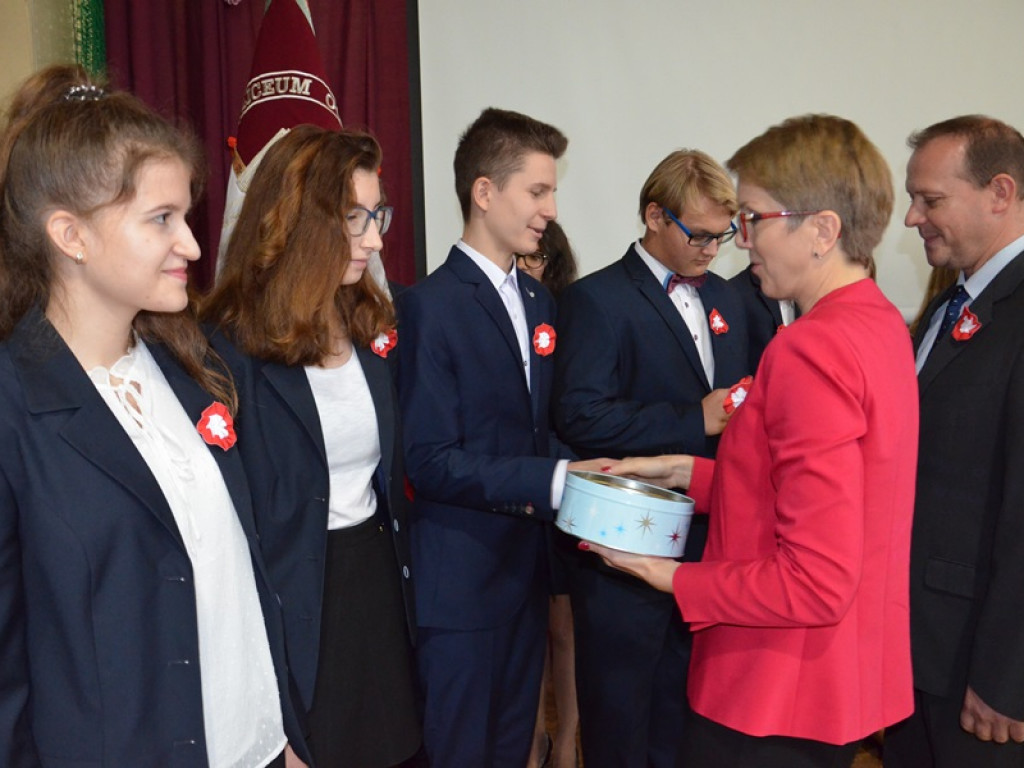 Ślubowanie klas pierwszych i wręczenie tytułu Przyjaciela Szkoły w I LO