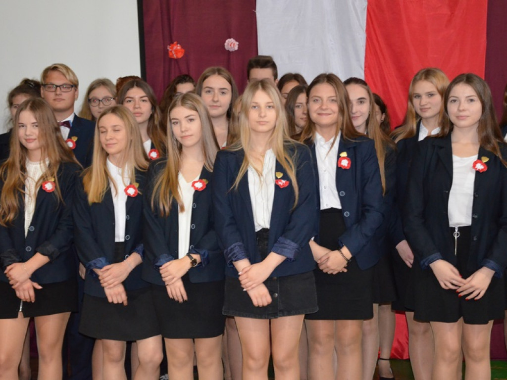 Ślubowanie klas pierwszych i wręczenie tytułu Przyjaciela Szkoły w I LO