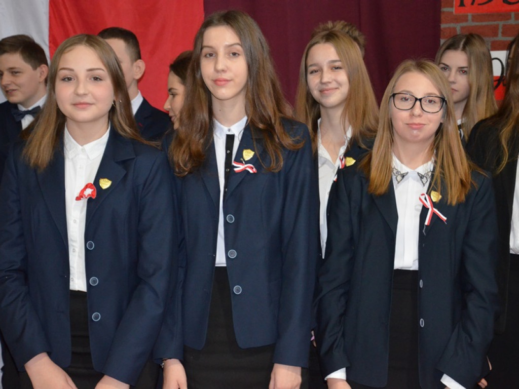 Ślubowanie klas pierwszych i wręczenie tytułu Przyjaciela Szkoły w I LO