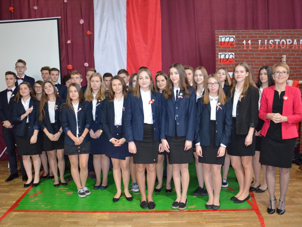 Ślubowanie klas pierwszych i wręczenie tytułu Przyjaciela Szkoły w I LO