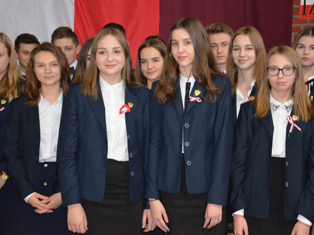 Ślubowanie klas pierwszych i wręczenie tytułu Przyjaciela Szkoły w I LO